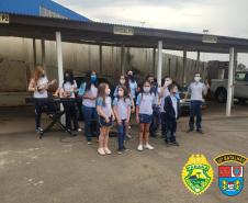 Crianças fazem homenagem a policiais militares em Telêmaco Borba, nos Campos Gerais