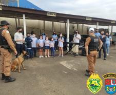 Crianças fazem homenagem a policiais militares em Telêmaco Borba, nos Campos Gerais