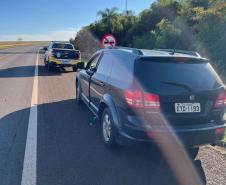 Carro carregado com cigarros e inseticidas contrabandeados é apreendido pelo BPRv em Cascavel