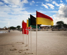Bombeiros pedem atenção às bandeiras de orientação para evitar afogamentos nas praias e rios