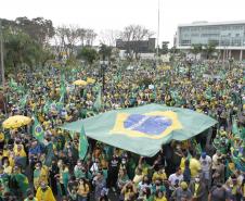 A presença ostensiva da Polícia Militar foi maciça em todo o estado por conta dos atos públicos desta terça-feira (07/09), Dia da Independência do Brasil. A autuação preventiva foi para garantir o direito de manifestação dos grupos políticos que tomaram as ruas das principais cidades paranaenses. Ao longo do dia, os atos ocorreram de maneira pacífica, e até às 18 horas não houve nenhuma ocorrência relacionada às manifestações. Em várias cidades do Estado, inclusive na Capital, as equipes policiais prossegue