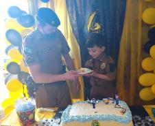 Policiais militares participam de aniversário de fã da PM entregam fardinha de presente no Sudoeste do estado