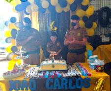 Policiais militares participam de aniversário de fã da PM entregam fardinha de presente no Sudoeste do estado