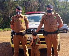 Policiais militares participam de aniversário de fã da PM entregam fardinha de presente no Sudoeste do estado