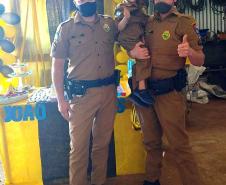 Policiais militares participam de aniversário de fã da PM entregam fardinha de presente no Sudoeste do estado