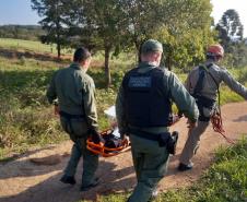 BPMOA resgata mulher após escorregar em riacho em Campo Largo (PR)