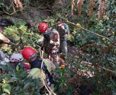 BPMOA resgata mulher após escorregar em riacho em Campo Largo (PR)