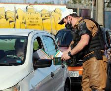 Durante blitz educativa, BPTran distribui panfletos e bafômetros descartáveis para motoristas em Curitiba