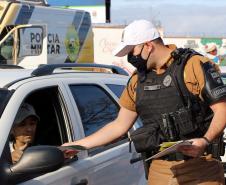 Durante blitz educativa, BPTran distribui panfletos e bafômetros descartáveis para motoristas em Curitiba