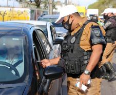 Durante blitz educativa, BPTran distribui panfletos e bafômetros descartáveis para motoristas em Curitiba