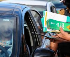 Durante blitz educativa, BPTran distribui panfletos e bafômetros descartáveis para motoristas em Curitiba