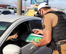 Durante blitz educativa, BPTran distribui panfletos e bafômetros descartáveis para motoristas em Curitiba