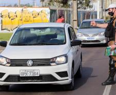 Durante blitz educativa, BPTran distribui panfletos e bafômetros descartáveis para motoristas em Curitiba