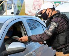 Durante blitz educativa, BPTran distribui panfletos e bafômetros descartáveis para motoristas em Curitiba