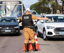 Durante blitz educativa, BPTran distribui panfletos e bafômetros descartáveis para motoristas em Curitiba