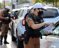 Durante blitz educativa, BPTran distribui panfletos e bafômetros descartáveis para motoristas em Curitiba