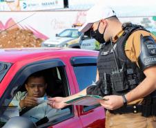 Durante blitz educativa, BPTran distribui panfletos e bafômetros descartáveis para motoristas em Curitiba