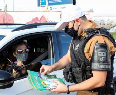 Durante blitz educativa, BPTran distribui panfletos e bafômetros descartáveis para motoristas em Curitiba
