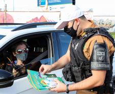 Durante blitz educativa, BPTran distribui panfletos e bafômetros descartáveis para motoristas em Curitiba