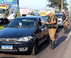 Durante blitz educativa, BPTran distribui panfletos e bafômetros descartáveis para motoristas em Curitiba