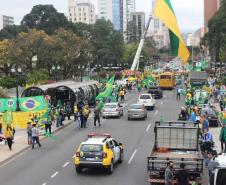 A presença ostensiva da Polícia Militar foi maciça em todo o estado por conta dos atos públicos desta terça-feira (07/09), Dia da Independência do Brasil. A autuação preventiva foi para garantir o direito de manifestação dos grupos políticos que tomaram as ruas das principais cidades paranaenses. Ao longo do dia, os atos ocorreram de maneira pacífica, e até às 18 horas não houve nenhuma ocorrência relacionada às manifestações. Em várias cidades do Estado, inclusive na Capital, as equipes policiais prossegue