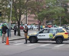 A presença ostensiva da Polícia Militar foi maciça em todo o estado por conta dos atos públicos desta terça-feira (07/09), Dia da Independência do Brasil. A autuação preventiva foi para garantir o direito de manifestação dos grupos políticos que tomaram as ruas das principais cidades paranaenses. Ao longo do dia, os atos ocorreram de maneira pacífica, e até às 18 horas não houve nenhuma ocorrência relacionada às manifestações. Em várias cidades do Estado, inclusive na Capital, as equipes policiais prossegue