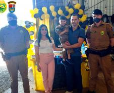 Policiais militares participam de aniversário de fã da PM entregam fardinha de presente no Sudoeste do estado