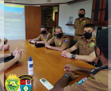 Aspirantes à Oficial se apresentam ao Comandante do 5º CRPM para iniciarem estágio operacional