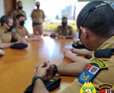 Aspirantes à Oficial se apresentam ao Comandante do 5º CRPM para iniciarem estágio operacional