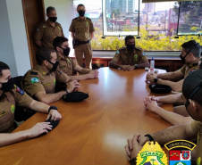 Aspirantes à Oficial se apresentam ao Comandante do 5º CRPM para iniciarem estágio operacional
