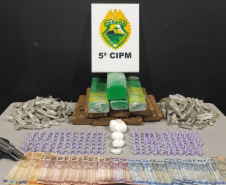 Patrulhamento de rotina da PM resulta na apreensão de quase 9 quilos de maconha e cocaína e na prisão de dois homens, em Cianorte (PR)