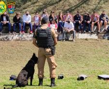 Batalhão da PM de Pato Branco (PR) recebe alunos para o projeto Café com a PM