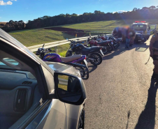 PM apreende oito motocicletas que trafegavam de maneira perigosa na PR 493, em Pato Branco, no Sudoeste paranaense