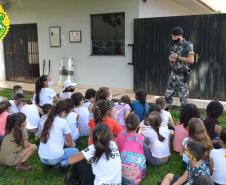 Batalhão da PM de Maringá (PR) recebe crianças e adolescentes da instituição Casa da Criança