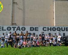 Batalhão da PM de Maringá (PR) recebe crianças e adolescentes da instituição Casa da Criança