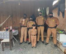 No Litoral do estado, policiais militares participam de festa de aniversário e entregam fardinha para fã da PM