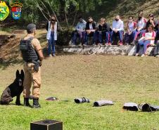 Batalhão da PM de Pato Branco (PR) recebe alunos para o projeto Café com a PM