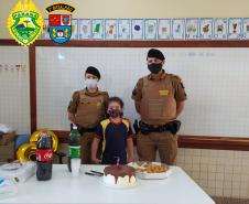 Pequena fã da PM recebe visita de policiais em seu aniversário, no município de São João, no Sudoeste do estado