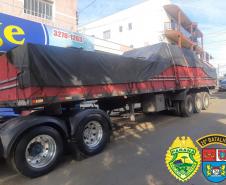 Nos Campos Gerais, PM recupera caminhão roubado com a carga ainda intacta