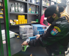 Cigarros contrabandeados e máquinas de jogos de azar são apreendidos pela AIFU em Curitiba