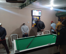 Cigarros contrabandeados e máquinas de jogos de azar são apreendidos pela AIFU em Curitiba