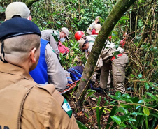 Homem é resgatado por equipes da Polícia Militar e do Siate após se ferir durante trilha no Morro do Boi, em Matinhos (PR)