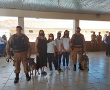 Equipe de Operações com Cães participa de atividade em colégio em Santo Antônio da Platina (PR)