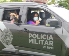 Equipe de Operações com Cães recebe admiradora da PM em Jacarezinho (PR)