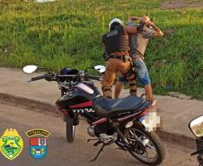Na região do Norte Pioneiro, policiais militares e civis encaminham suspeito de furto e apreendem duas motocicletas, em ações distintas