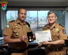 Comandante do 3º Batalhão da PM entrega medalha da unidade para Comandante Regional em Cascavel (PR)