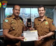 Comandante do 3º Batalhão da PM entrega medalha da unidade para Comandante Regional em Cascavel (PR)