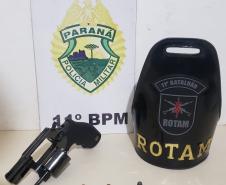 PM prende quatro pessoas e apreende duas armas de fogo e drogas em Campo Mourão (PR)