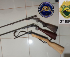 No Norte do estado, PM prende dois homens e apreende três armas de fogo e pinos de cocaína