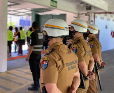 Oficiais e praças em formação na PMPR garantem a segurança no Estádio Couto Pereira em Curitiba